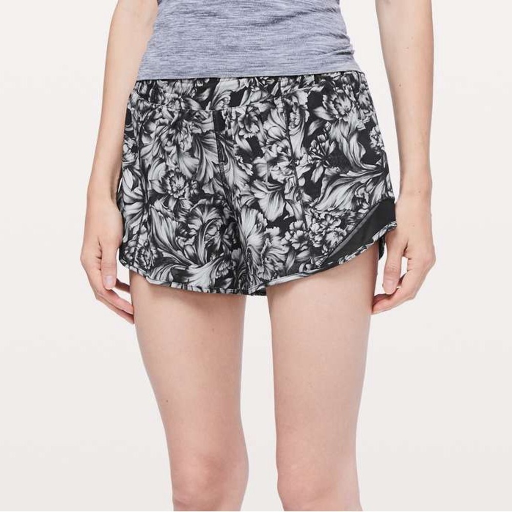 Lululemon Hotty Hot Short II *Long 4" Size 6